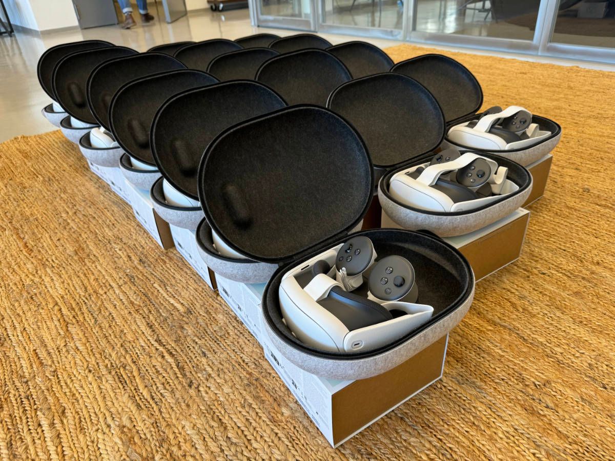 Zwanzig VR-Brillen in Transportschalen