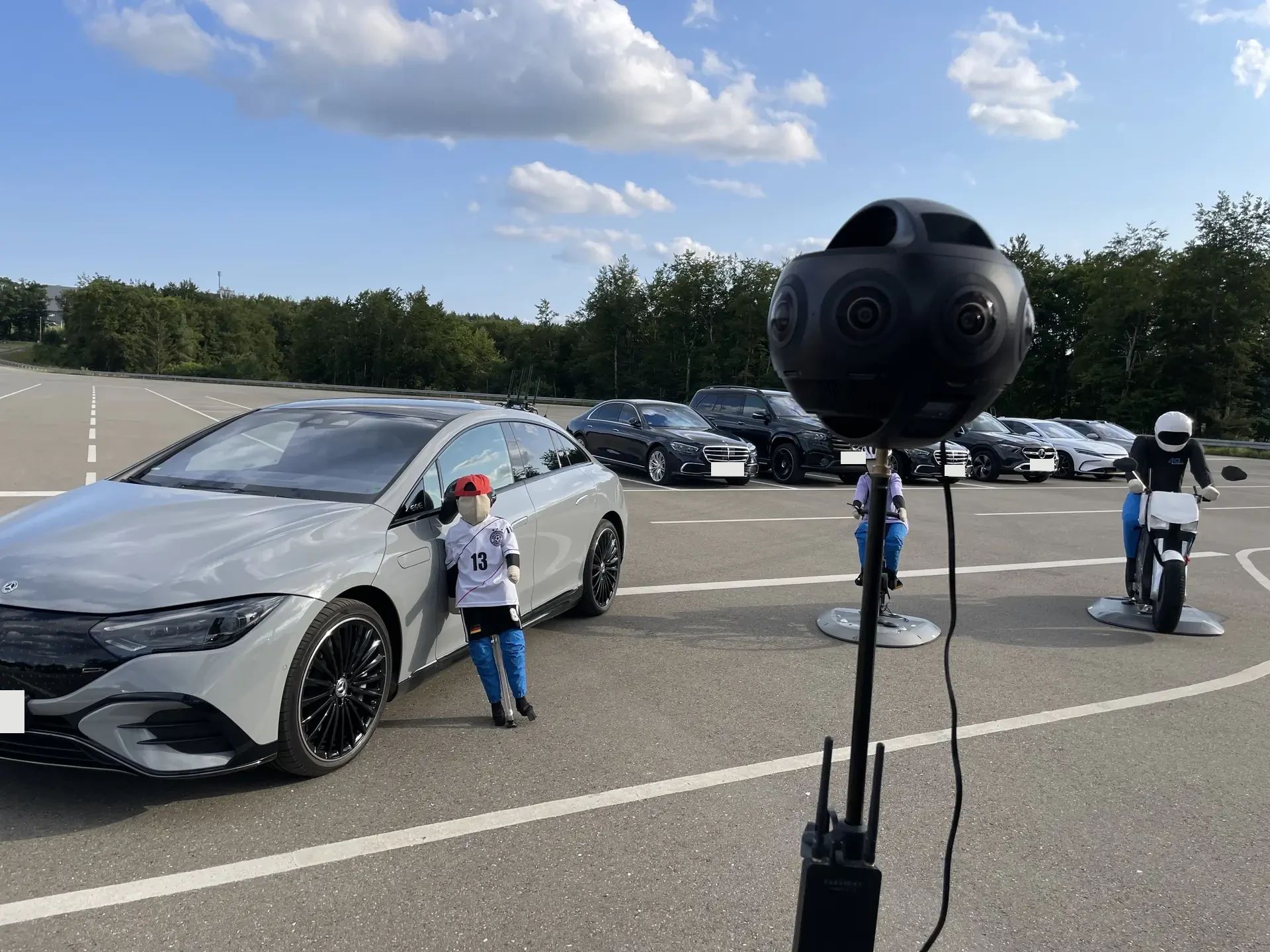 Blick aus dem Fahrersitz eines Mercedes-Benz mit eingeblendeten Fahrassistenten