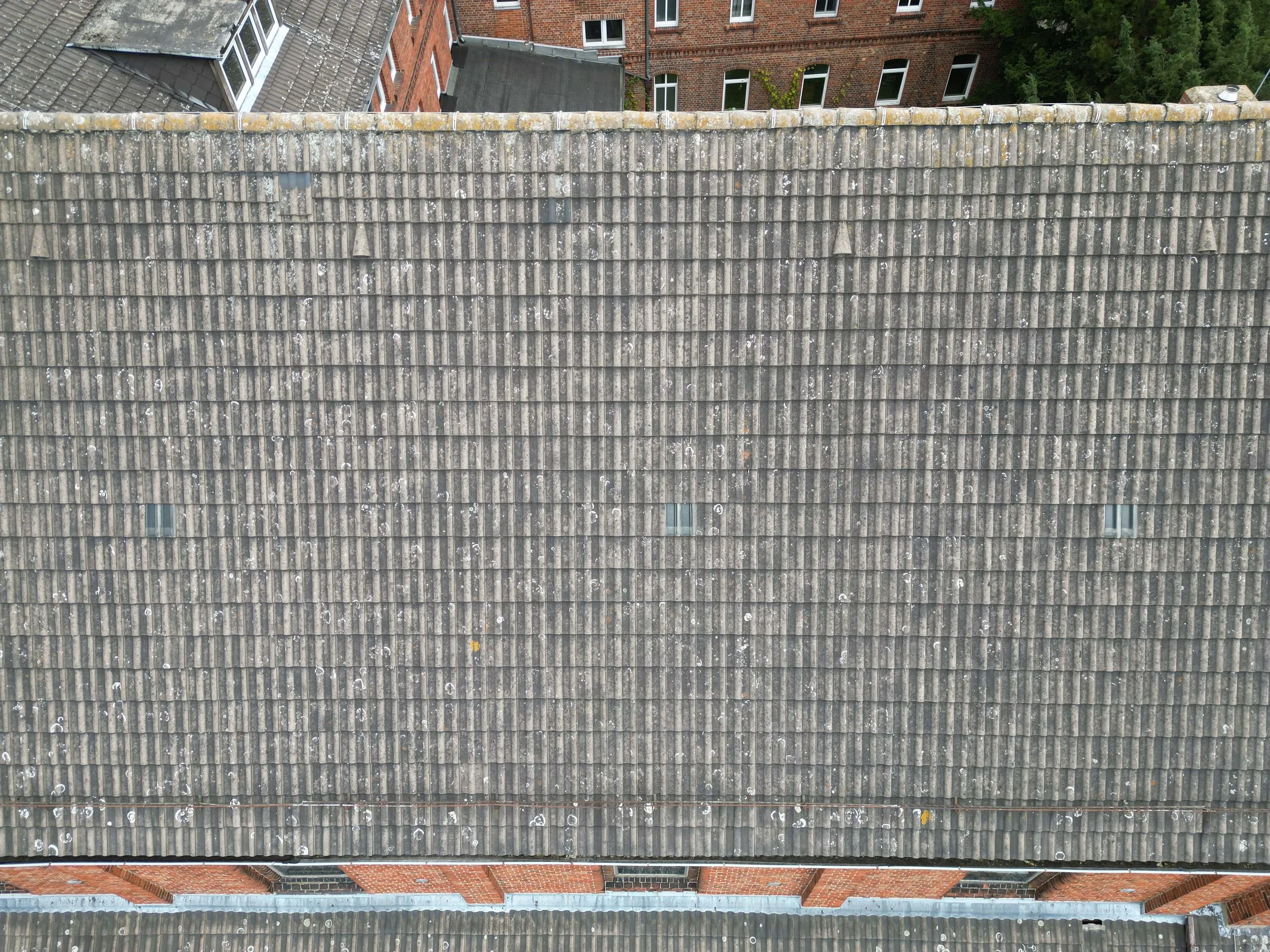 Drohnenaufnahme einer Dachfläche der Kirche in Ottbergen, jede Reihe der grauen Ziegel ist einzeln zu erkennen
