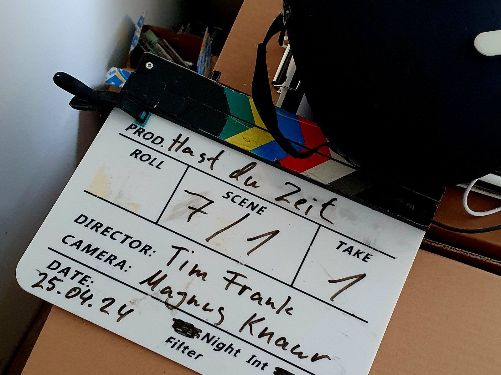 Film slate reading “Hast du Zeit”, director Tim Frank, camera Magnus Knaur