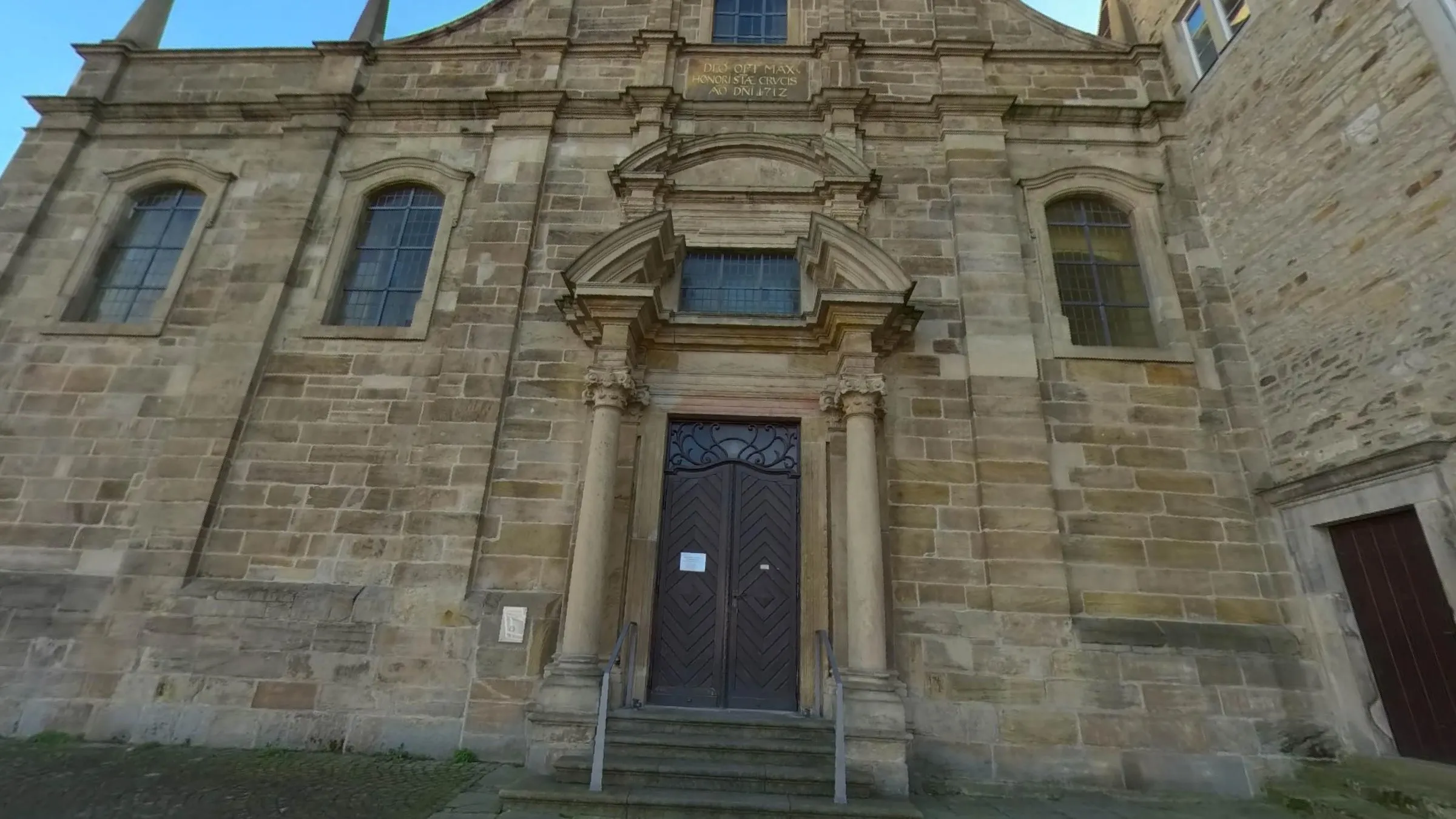 Barocke Sandsteinfassade der Kirche Zum Heiligen Kreuz in Hildesheim mit Säulenportal und Freitreppe