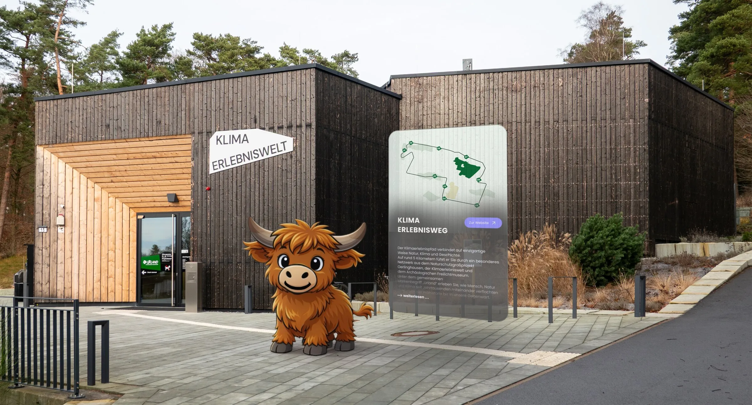 Das Maskottchen Urli, ein gezeichnetes Hochlandrind, steht vor dem Holzgebäude der Klimaerlebniswelt, daneben eine eingeblendete Tafel mit der Route