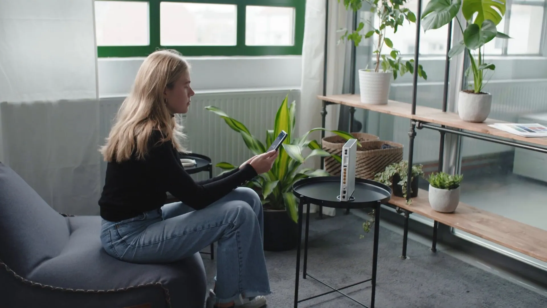 Die App scannt den Router auf dem Tisch, ein blauer Kreis zeigt die laufende Erkennung